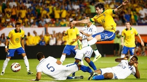 Neymar tit ngoi, Brazil van thang '5 sao' hinh anh