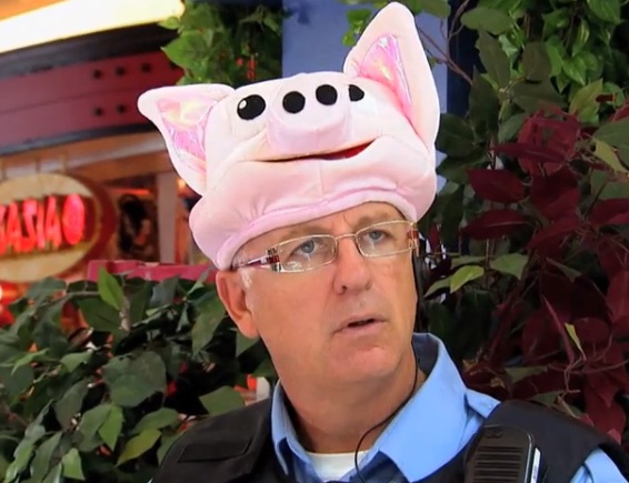 Clip hai: Bien canh sat thanh chu he hinh anh