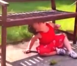 Be gai choi tron tim cuc de thuong hinh anh