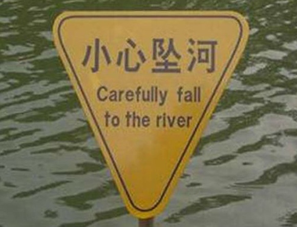 Phi cuoi truoc nhung bien hieu bang tieng Anh o chau A hinh anh