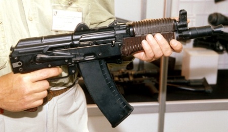 Cam AK-47 nhay Gangnam Style, doat mang 3 nguoi hinh anh