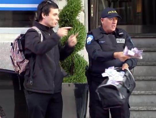 Clip hai: Ten cuop ngan hang bat dac di hinh anh