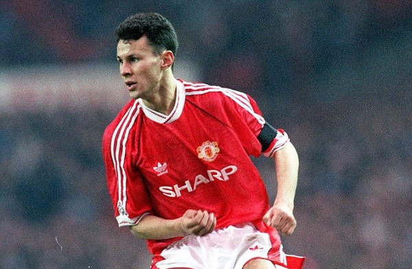 Ryan Giggs tung nhat bong, lau giay cho Schmeichel hinh anh