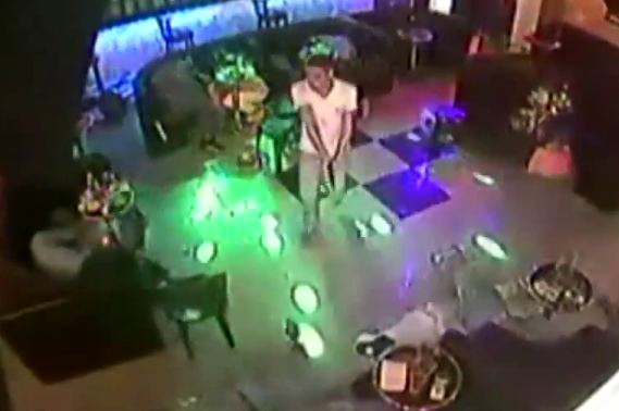 Khoanh khac 3 ke xa dan vao san nhay o Colombia hinh anh