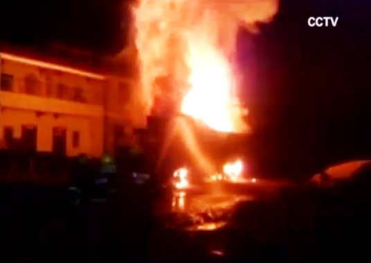 Xe cho 8 tan phao hoa phat no giua pho hinh anh