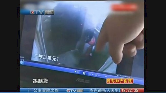 Be gai 10 tuoi nem tre 2 tuoi tu tang 25 hinh anh