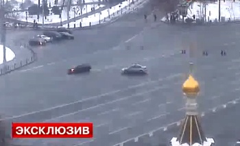 Canh sat Nga ruot duoi xe dien gan dien Kremlin hinh anh