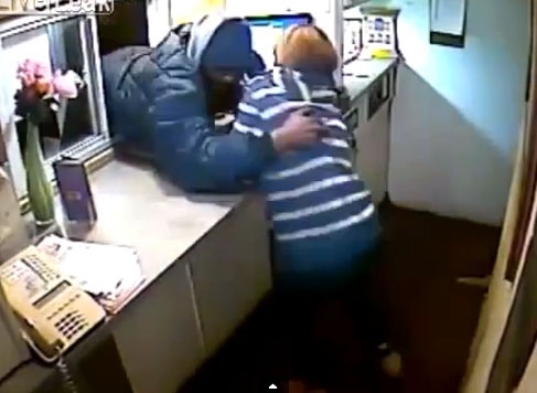 Chui qua cua so de cuop tien hinh anh