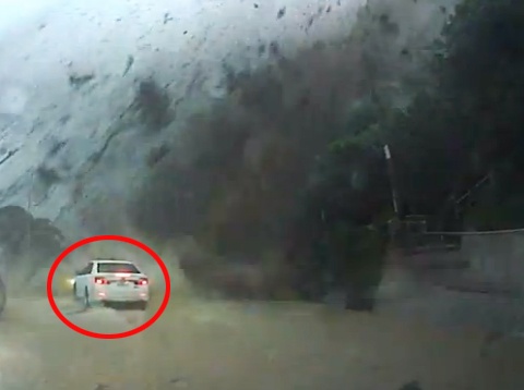 Clip nhung tinh huong thoat chet ky dieu trong nam hinh anh