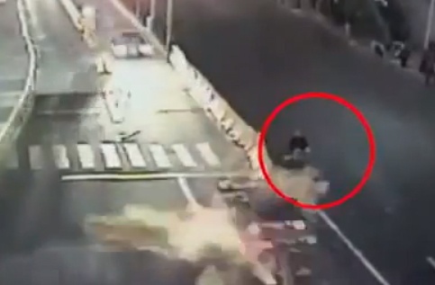 Nguoi di duong thoat chet trong gang tac hinh anh