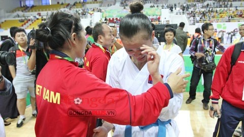 To trong tai karatedo xin loi vi xu ep Viet Nam hinh anh