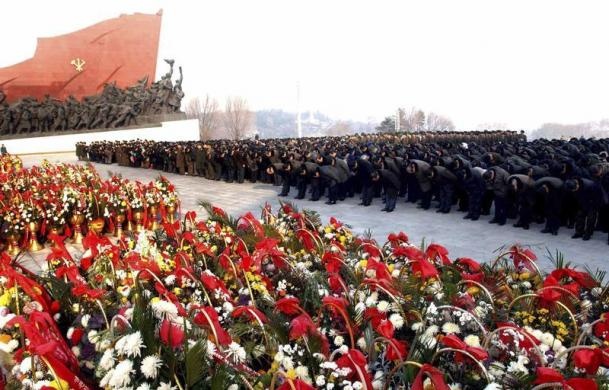 Binh si Trieu Tien dieu hanh, the bao ve Kim Jong Un hinh anh