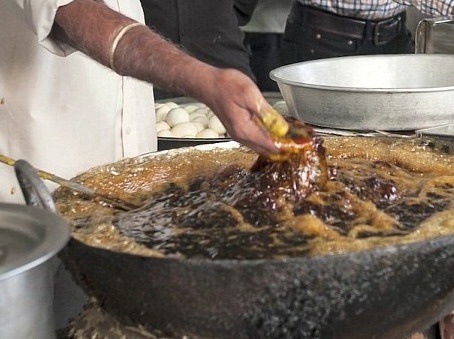 Dung tay tran ran ca tren chao dau 200 do C hinh anh