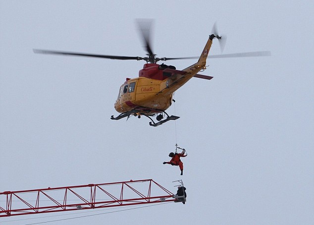 Truc thang cuu nguoi gap nan tren can cau hinh anh