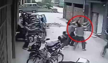 Nhung dua tre thoat chet ky dieu khi roi tu nha cao tang hinh anh