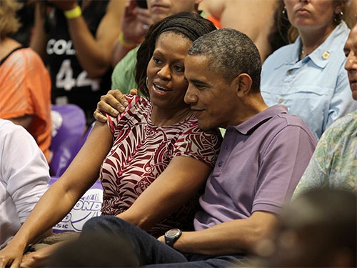 Tong thong Obama tang qua sinh nhat doc cho vo hinh anh