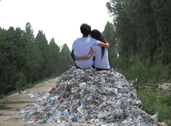 Anh che photoshop: Uyen uong tren bai rac hinh anh