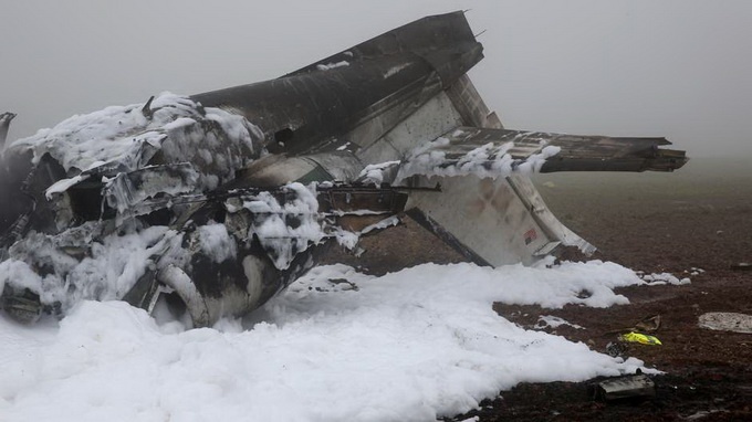 Suong mu day dac, may bay dam cot dien cao the boc chay hinh anh