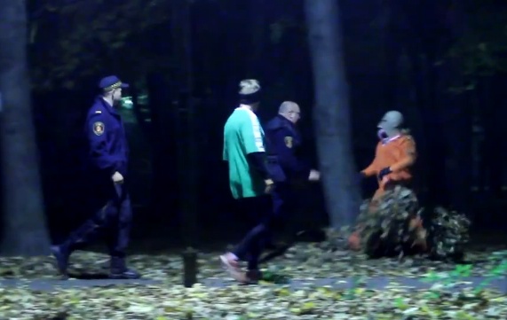 Bi bat vi choi tro doa ma hinh anh