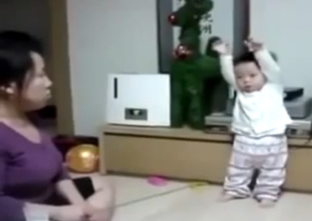 Be 'dau hang' vi me phat hinh anh