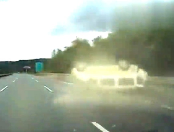 Tai xe thoat chet khi xe lon vong tren duong hinh anh