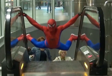 Nguoi nhen sieu quay hinh anh