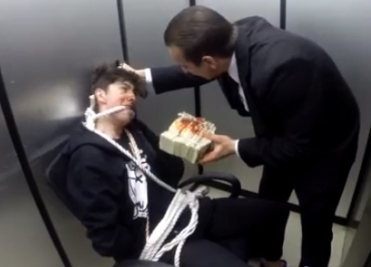 Mafia bat coc, tra tan nguoi trong thang may hinh anh