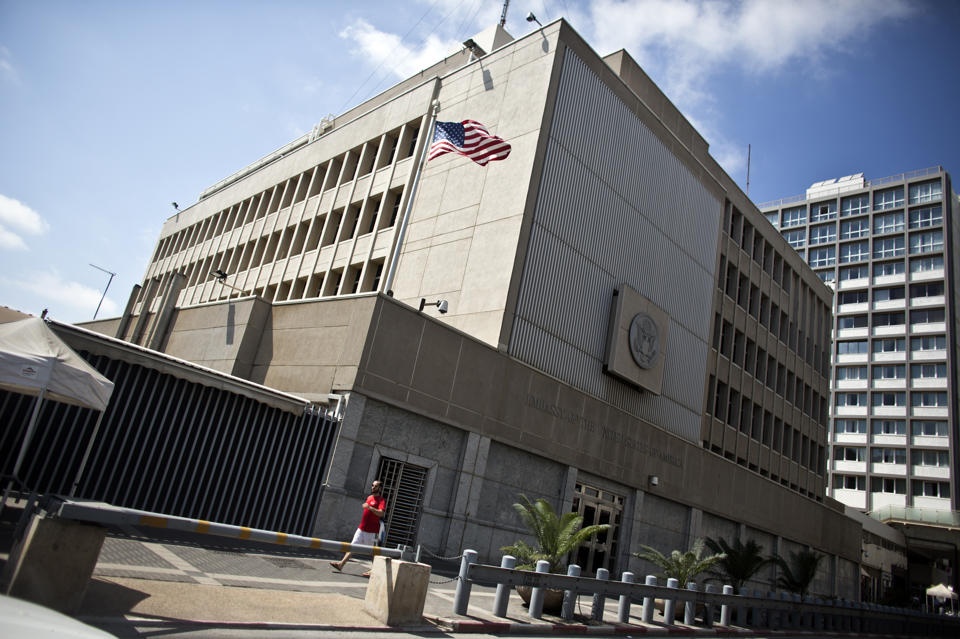 Pha am muu khung bo Dai su quan My bang ao lot gan bom hinh anh