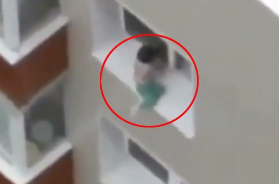 Be trai dua gion voi tu than o cua so tang 8 hinh anh