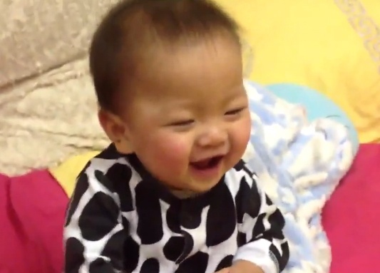 Be cuoi nac ne khi nghe am thanh la hinh anh