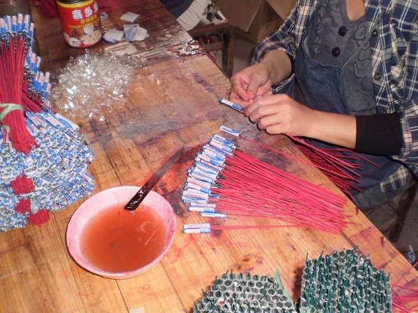 Can canh xuong san xuat phao Tet o Trung Quoc hinh anh