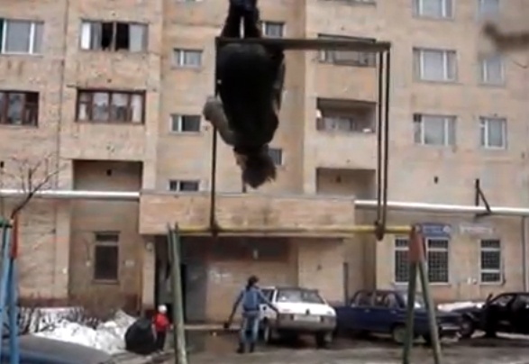 Choi xich du tu than hinh anh