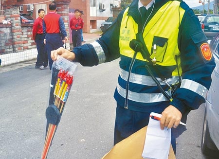 Be 8 tuoi mat mang vi phao hoa lao trung co hong hinh anh