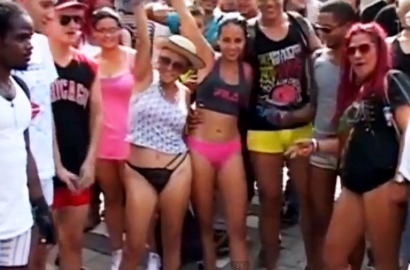 Hang tram nguoi mac quan lot ra duong hinh anh