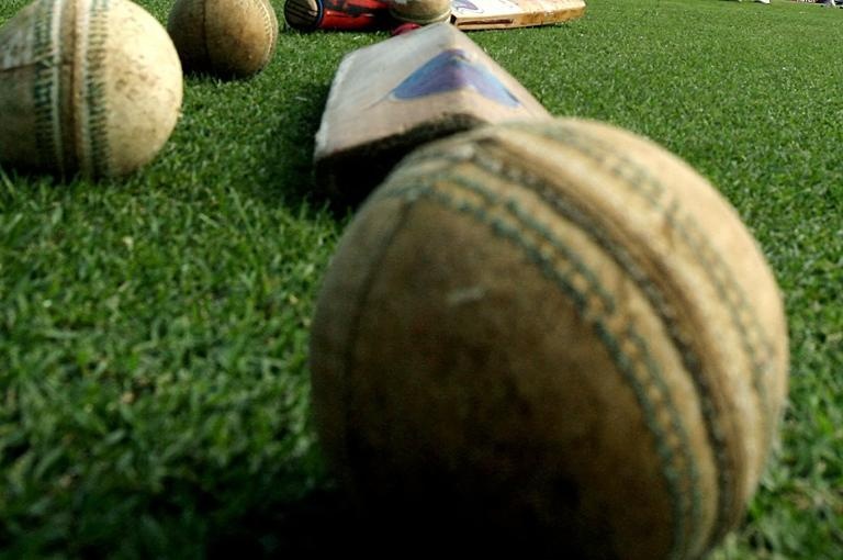 Cha danh chet con tren san tap bong gay hinh anh