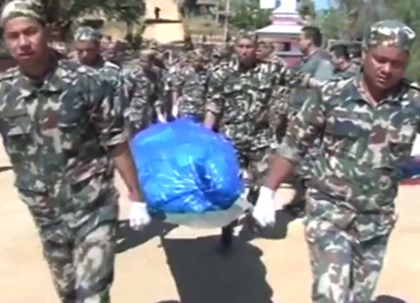 Tim thay 18 thi the trong vu tai nan may bay o Nepal hinh anh