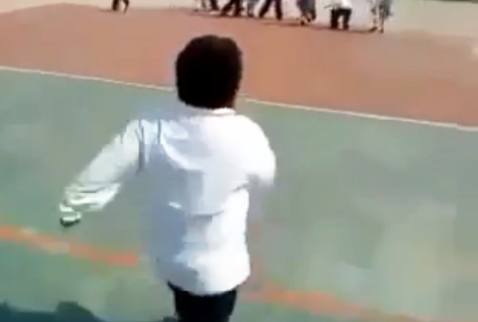 Clip hai huoc: Be map thi chay hinh anh