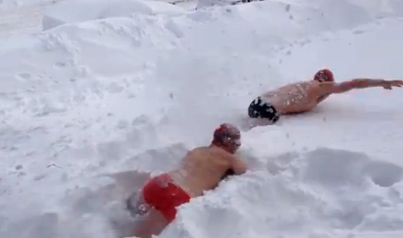 'Boi' trong tuyet giua duong pho hinh anh