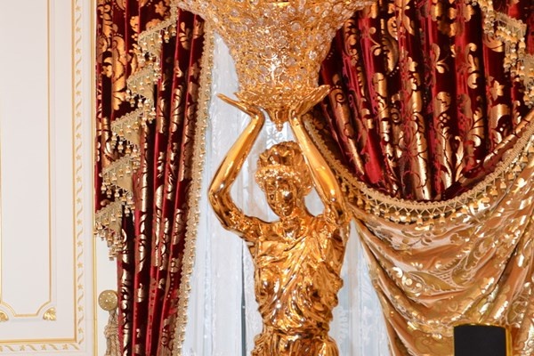 Vang va kim cuong trong dinh thu cuu tong cong to Ukraina hinh anh