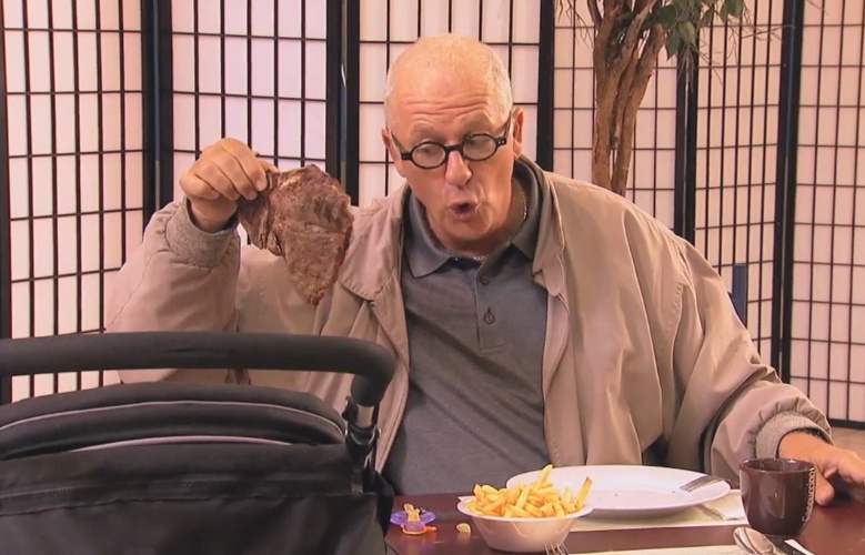 Clip hai: Em be hau an hinh anh