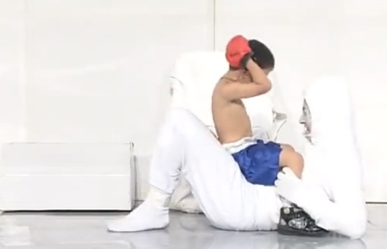 Clip hai: Luc si nhi hinh anh