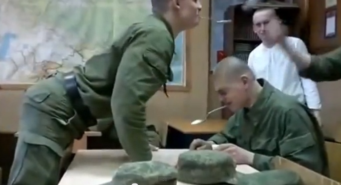 Tro choi ky la cua 2 anh linh hinh anh