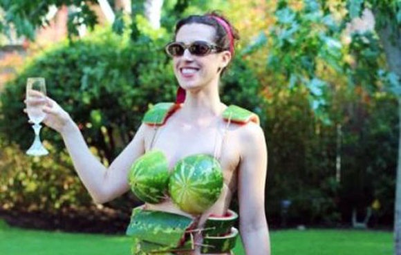 Thoi trang ba dao khi di dao hinh anh