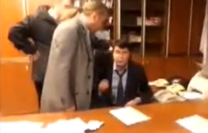 Giam doc dai truyen hinh Ukraina bi danh va buoc tu chuc hinh anh