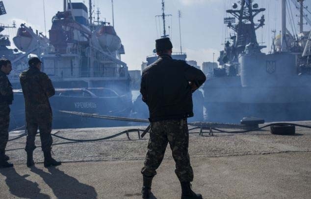 Luc luong tu ve chiem tau chien Ukraina cuoi cung o Crimea hinh anh