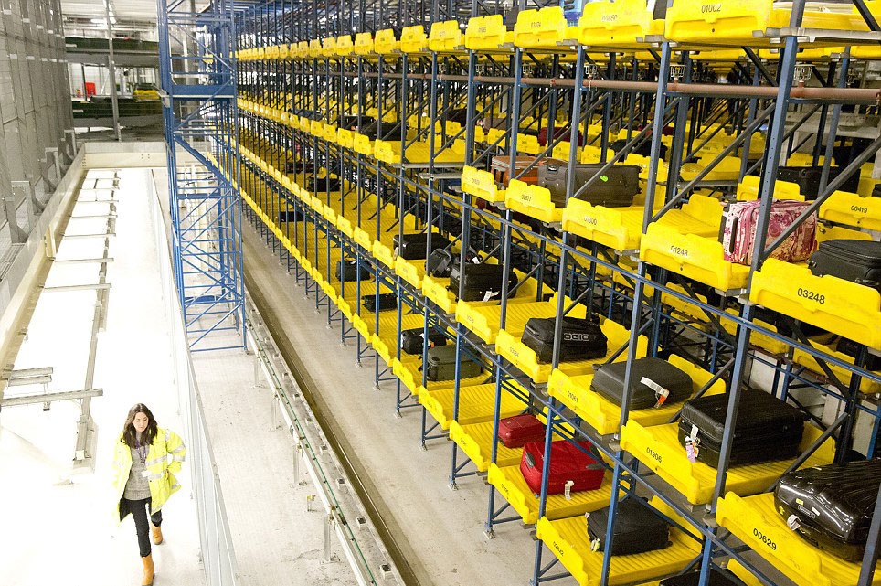 Quy trinh chuyen hanh ly tu dong o san bay hang dau the gioi hinh anh