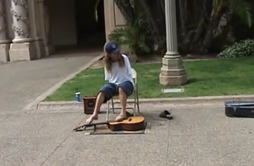 Nguoi dan ong khong tay choi guitar bang chan hinh anh