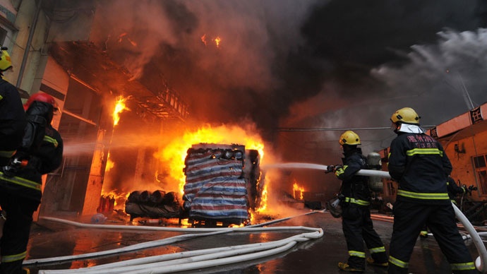 Be 3 tuoi cham lua, 12 nguoi chet hinh anh