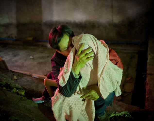 Khoanh khac cha me dut ruot bo roi con trong dem hinh anh