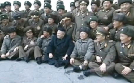 Hinh anh Kim Jong-un tham cac binh si Trieu Tien hinh anh